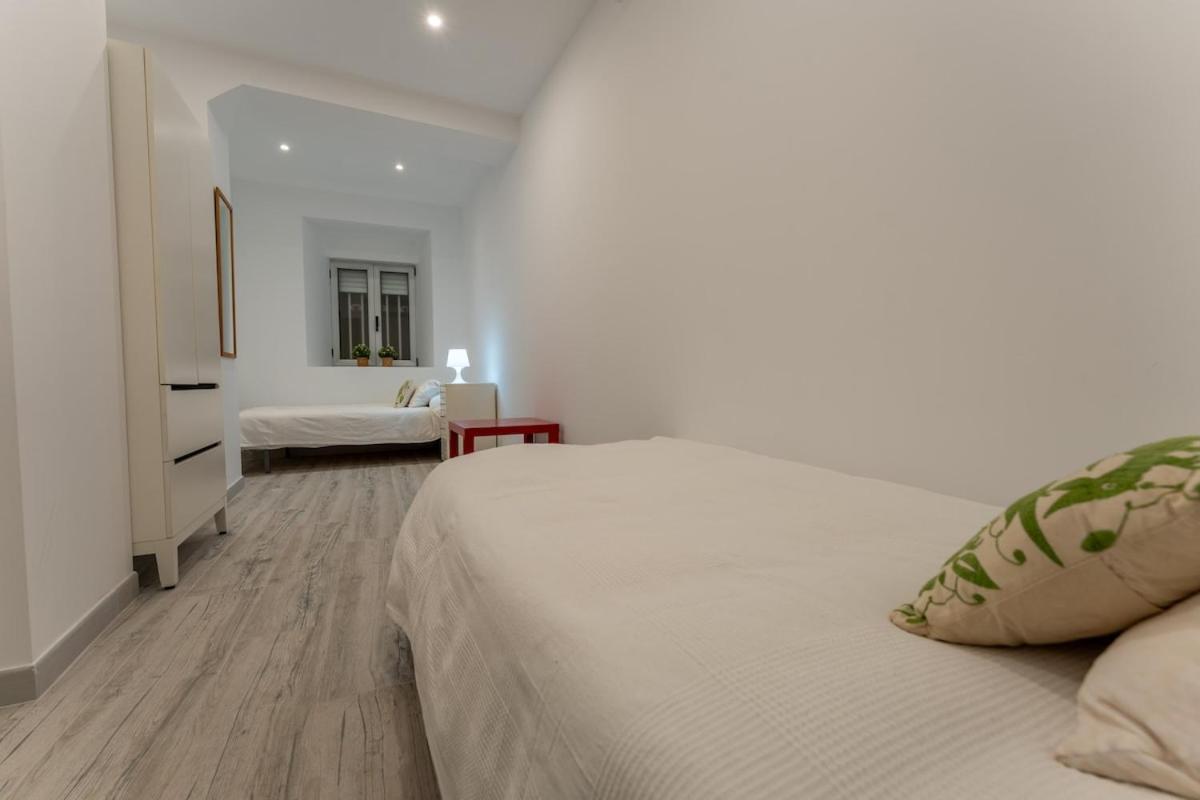 Apartment Centrally Located, Spacious And Full Of Light *